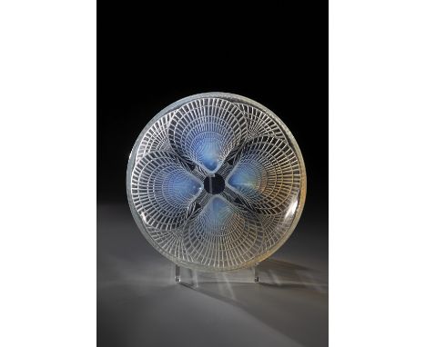 Schale ''Coquilles N° 1'' René Lalique, Wingen-sur-Moder, 1924 Farbloses, partiell opalisierendes Glas, in die Form gepreßt, 