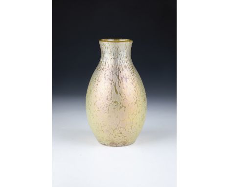 Vase ''candia Papillon'' Loetz Wwe., Klostermühle, um 1900 Farbloses Glas mit flächiger Kröseleinschmelzung in Silbergelb. Ma