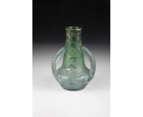 Zierhenkelvase mit Seerosenteich Daum Frères, Nancy, um 1895 Farbloses Glas, verlaufend grün unterfangen. Umlaufend in flache