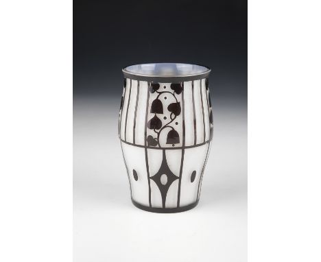 Seltene Vase Josef Hoffmann (Entwurf), Loetz Wwe., Klostermühle, um 1911 Farbloses, mit Weißopal unterfangenes Glas, schwarzv