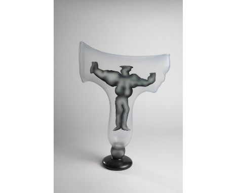 Drei Grosse Vasenobjekte ''Kimono'' Richard Meitner 1989 Farbloses Glas. Figuraler Spritzdekor in Braun, Schwarzgrau und Schw