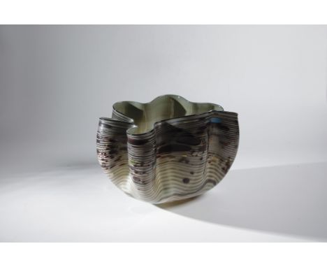 Großes Schalenobjekt ''Macchia'' Dale Chihuly, 1982 Farbloses Glas, innen mit graubraunem Opal unterfangen, frei geblasen und