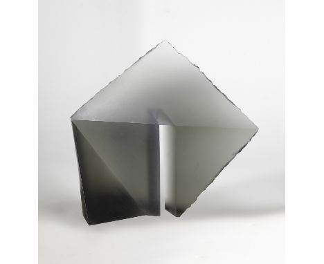 Objekt ''Free Trough'' Stanislav Libenský und Jaroslava Brychtová 1991 Grauschwarzes Glas, in die Form geschmolzen, geschliff