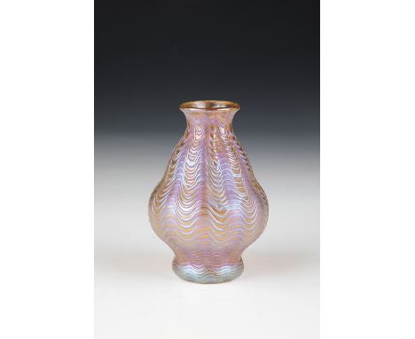 Kleine Vase Aeolus = camelienrot mit Silber festoniert Loetz Wwe., Klostermühle, 1902 Farbloses Glas, hell lachsfarben unterf