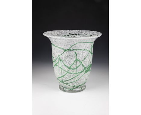 Vase Loetz Wwe., Klostermühle, um 1935 Sogenanntes Schaumglas. Eingeschmolzenes, weißes Pulver und aufgeschmolzene Fäden in G