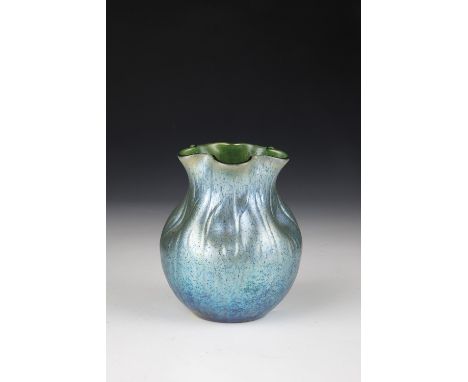 Kleine Vase ''Rusticana'' Loetz Wwe., Klostermühle, 1899 Grünes Glas mit silbergelber Kröselaufschmelzung, in Optikform mit k