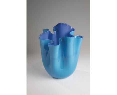 Grosse Taschentuch-Vase ''Fazzoletto'' Fulvio Bianconi (Entwurf), Venini, Murano, 1954 Hellblaues Glas, mit blauviolettem Opa