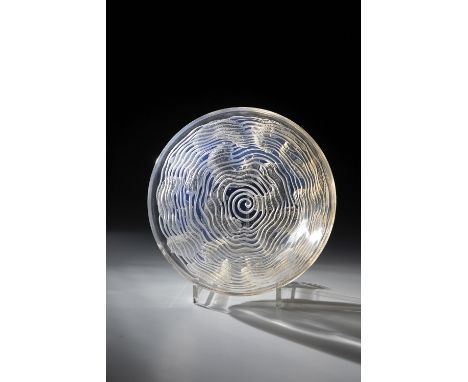 Schale ''Dauphins'' René Lalique, Wingen-sur-Moder, 1932 Farbloses, partiell opalisierendes Glas, formgepresst, partiell matt