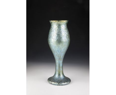 Vase ''creta Papillon'' Loetz Wwe., Klostermühle, um 1900 Hellgrünes Glas mit dichter silbergelber Kröseleinschmelzung. Matt 