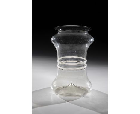 Albarello Venedig oder Facon de Venice, 17. Jh. Dünnwandiges, graustichiges Glas mit hochgestochenem Boden. Auf der tailliert
