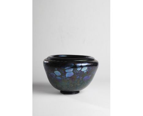 Vase Robert Pierini, 1985 Vase oder Schale aus farblosem Glas mit dunkelviolettem Innenfang, irisierend übermalt mit gelösten