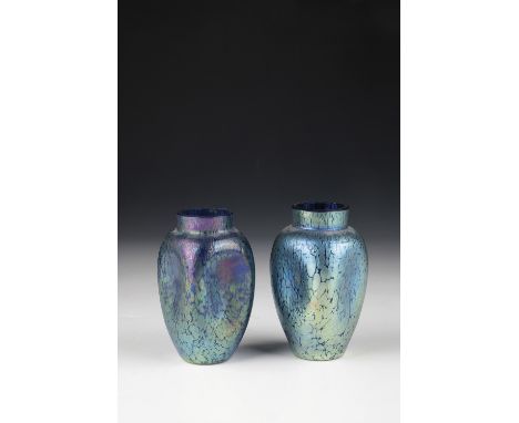 Paar Väschen ''cobalt Papillon'' Loetz Wwe., Klostermühle, um 1900 Kobaltblaues Glas mit dichter silbergelber Kröseleinschmel
