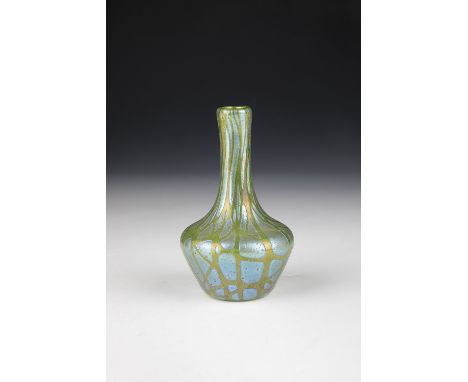 Kleine Vase ''creta Pampas'' Loetz Wwe., Klostermühle, 1898 Hellgrünes Glas mit aufgesponnenem, farblosem Fadendekor mit silb