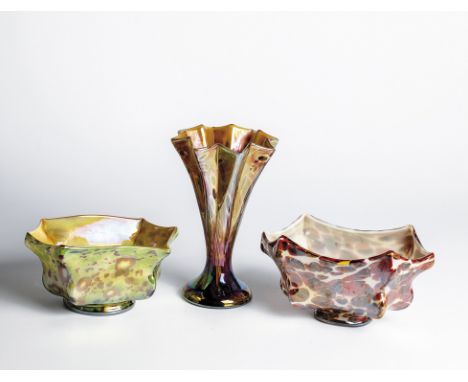 Zwei Schalen und eine Pokalvase Wilhelm Kralik Sohn, Eleonorenhain, um 1930 Farbloses Glas, mit gelblichem bzw. weißlichem Op