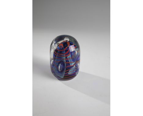 Briefbeschwerer Deutschland, 1990 Briefbeschwerer von Renate Precht mit blauer Mittelstruktur und roten Spiraldekor sowie mit