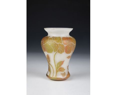 Väschen Beckmann &amp; Weis, Mügeln bei Dresden, um 1918-20 Farbloses Glas, mit weißem Opal unterfangen sowie Teilüberfängen 
