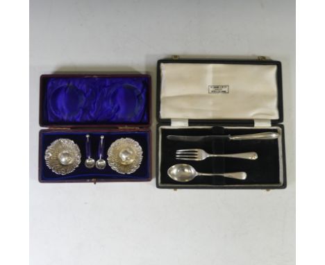 A cased pair of late Victorian silver Open Salts, hallmarked Birmingham, 1899, circular form with repoussé decoration, 5.8cm 