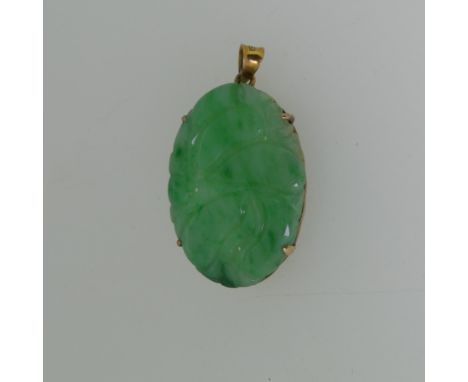 A 9ct gold mounted oval jade Pendant / Brooch, the jade&nbsp;3.5cm x 2.5cm.