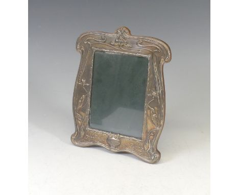 An Elizabeth II silver Easel Frame, by&nbsp;Ray Hall, hallmarked Birmingham, 1995, decorated in the Art Nouveau style with st