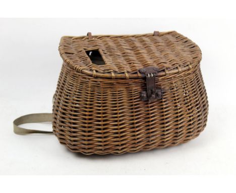 A vintage wicker fishing creel, height 24 cm, width +/- 36 cm, depth +/- 22 cm.