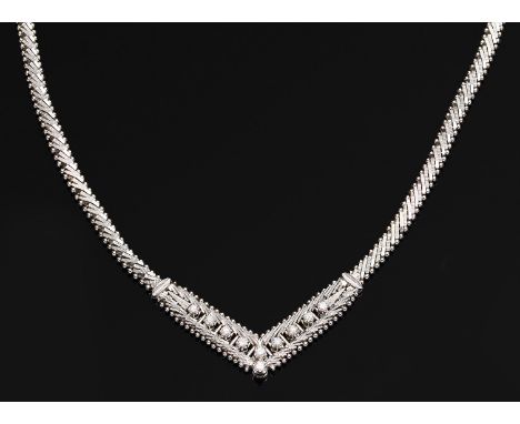 Brillant-Collier aus den 60er Jahren Weißgold, gest. 585. Schauseitig besetzt mit Brillanten von zus. ca. 0,30 ct. (H/vs). Ge