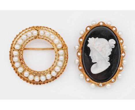 Perl-Opal-Broschen von Scheuerle, Hannover Gelbgold, gest. 750. Besetzt mit weißen Zuchtperlen sowie schwarzem Onyx mit Opal-