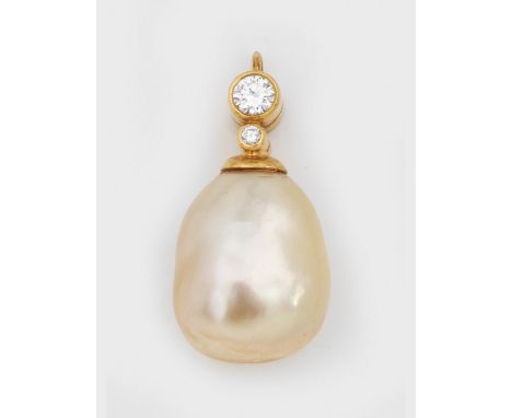 Natur-Perlanhänger Gelbgold, 14 ct.; Goldgelbe Natur Salzwasser-Perle in Barockform, bekrönt von 2 Brillanten von zus. ca. 0,