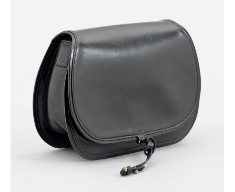 Vintage-Schultertasche von JIL SANDER Schwarzes Leder. Gerundeter Korpus mit langem, schmalem Schulterriemen. Großes Haupt- u