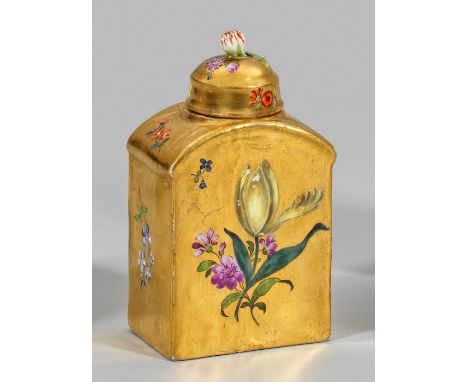Goldfond-Teedose mit Blumendekor Hochrechteckig mit gerundeter Schulter, der Haubendeckel mit plastischem Blütenknauf. Allsei