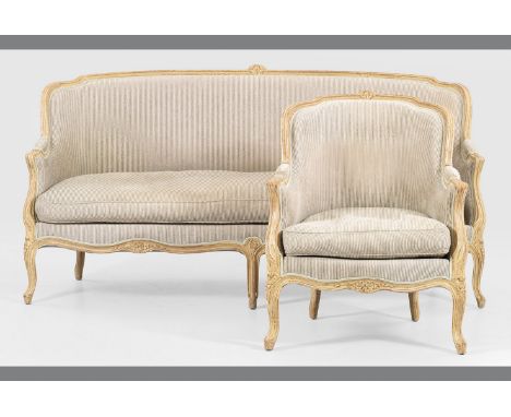 Salonsofa und Sessel im Louis XV-Stil Holz, cremefarben gefasst. Bombierte Zarge auf geschweiften Beinen. Entsprechende Stütz