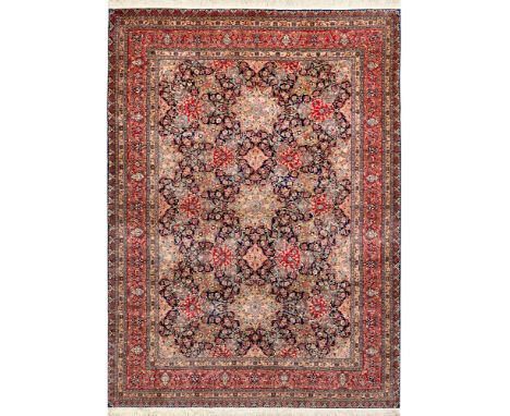 Teppich mit Isfahan-Muster Wolle mit Seide auf Baumwolle. Auf dunklem Fond flächendeckende Musterung aus sternförmigen Medail