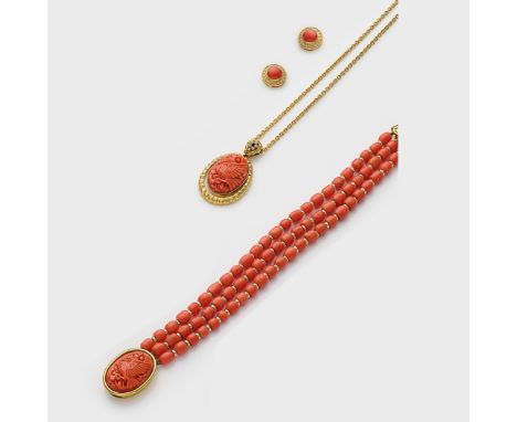 Korallen-Parure Paar Ohrringe, Armband und Anhänger mit Kette. Gelbgold, gest. 585 und 750. Armband aus Korallen-Linsen von c