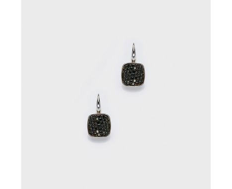 Paar schwarze Diamant-Ohrringe von Vhernier-"Cardinale" Weißgold, gest. 750. Sog. Antikhängung, schauseitig besetzt mit 43 sc