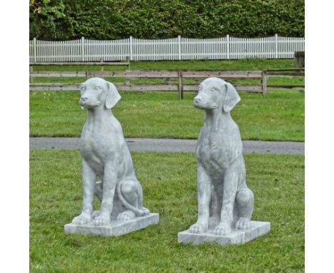 Paar repräsentative Jagdhunde als Gartenskulpturen Gegenstücke. Weißer, hellgrau gemaserter Marmor. Über rechteckiger Plinthe