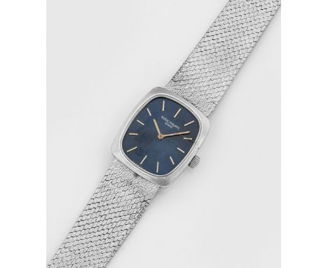 Damenarmbanduhr von Patek Philippe-"Ellipse" aus den 1960er JahrenWeißgold, gest. 750. Ellipsenförmiges Uhrengehäuse, blaues 