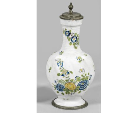 Große Schrezheimer Enghalskanne Fayence. Schräg gerippter, ovoider Korpus, horizontal gerippter Hals. Polychromer floraler De