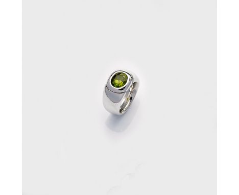 Extravaganter Peridot-Bandring von Johannes Hundt Weißgold, 18 ct.; Zentral besetzt mit einem apfelgrünen Peridot. Sehr schön