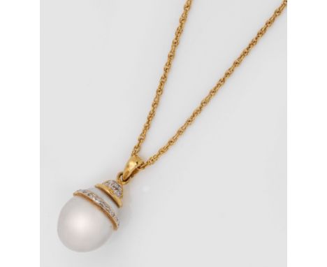 Südseeperle als Anhänger mit Diamantbesatz Gelbgold, gest. 750. Silberweiße Südseeperle von ca. 10 mm in farbintensivem, rosé
