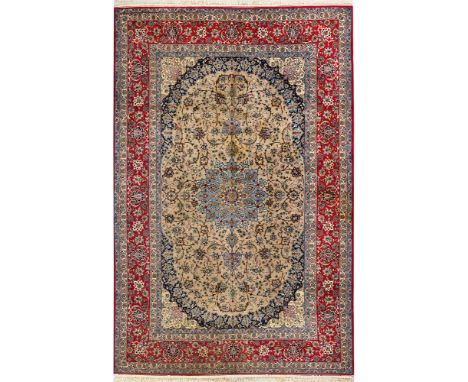 Isfahan-Teppich Persien. Korkwolle mit Seide auf Seide. Sehr feine Knüpfung. Im beigefarbenen, ovalen Innenfeld Zentralmedail
