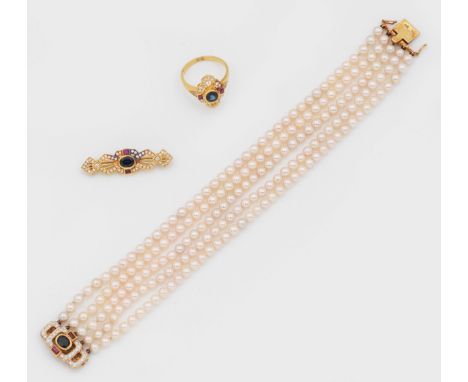 Elegantes Rubin-Saphir-Parure Ring, Brosche und Armband. Gelbgold, gest. 750. Fünfreihiges Armband aus weißen Zuchtperlen von