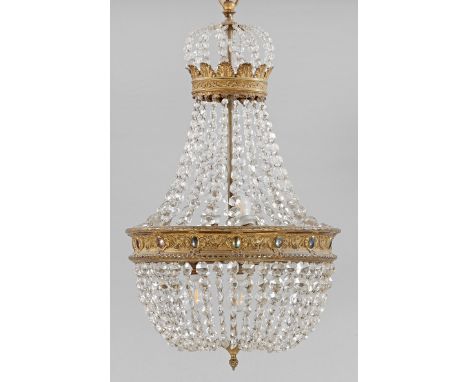 Großer Deckenlüster Messing und farbloses Glas. Balusterförmiger Korpus aus Prismenschnüren im Verlauf. In der Mitte breiter,