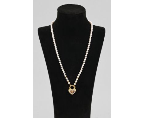 Charmantes Perlcollier mit Rubinen Gelbgold, gest. 750. Einreihige Kette aus weißen Zuchtperlen von ca. 5 mm in sehr farbinte