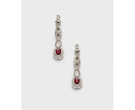 Paar elegante Rubin-Ohrgehänge Weißgold, gest. 750. Zentral besetzt mit 2 taubenblutroten Rubinen von zus. ca. 2,40 ct., ausg