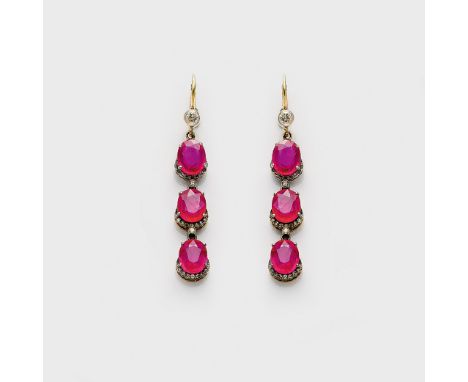 Paar Rubin-Diamant-Ohrgehänge Roségold, 14 ct. und Silber. Schauseitig besetzt mit taubenblutroten Rubinen von zus. ca. 10,00