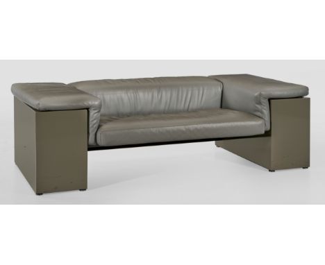 "Brigadier" Sofa von Cini Boeri Grau lackiertes Holz und graues Leder. Gerader, querrechteckiger Korpus aus kubischen Seitene