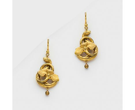 Paar Biedermeier-Ohrgehänge Gelbgold, gest. 14 ct.; Plastisch gestaltetet in Form von Astvoluten und applizierten Blüten. Ges