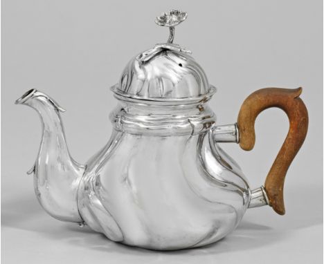 Seltene Barock-Teekanne Silber. Über flachem Stand gedrückter, stark bauchiger Korpus mit tief angesetztem, sich verjüngendem