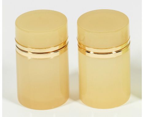 Paar Art Déco-Dosen Zylindrisch. Teilw. geschliffenes und poliertes, hellapricotfarbenes, opaleszentes Glas. Scharnierte Mess