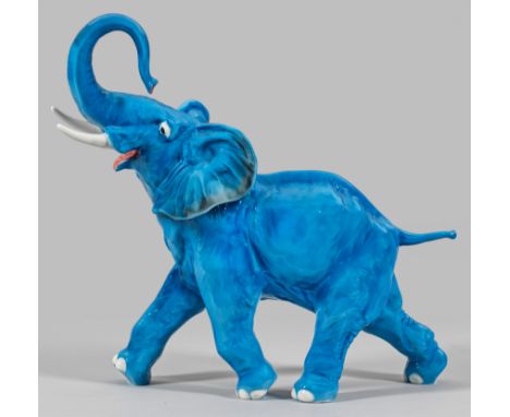 Große selten blaustaffierte Tierfigur "Schreitender Elefant"Vollplastische Darstellung eines schreitenden, trompetenden, afri
