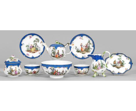 Meissen Teeservice mit Watteauszenen und Schuppenmosaik für 2 Personen7-tlg.; Teekännchen, Zuckerdose, Sahnegießer, 2 Tassen 